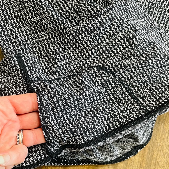 Lululemon B&W size 4 - Picture 4 of 4